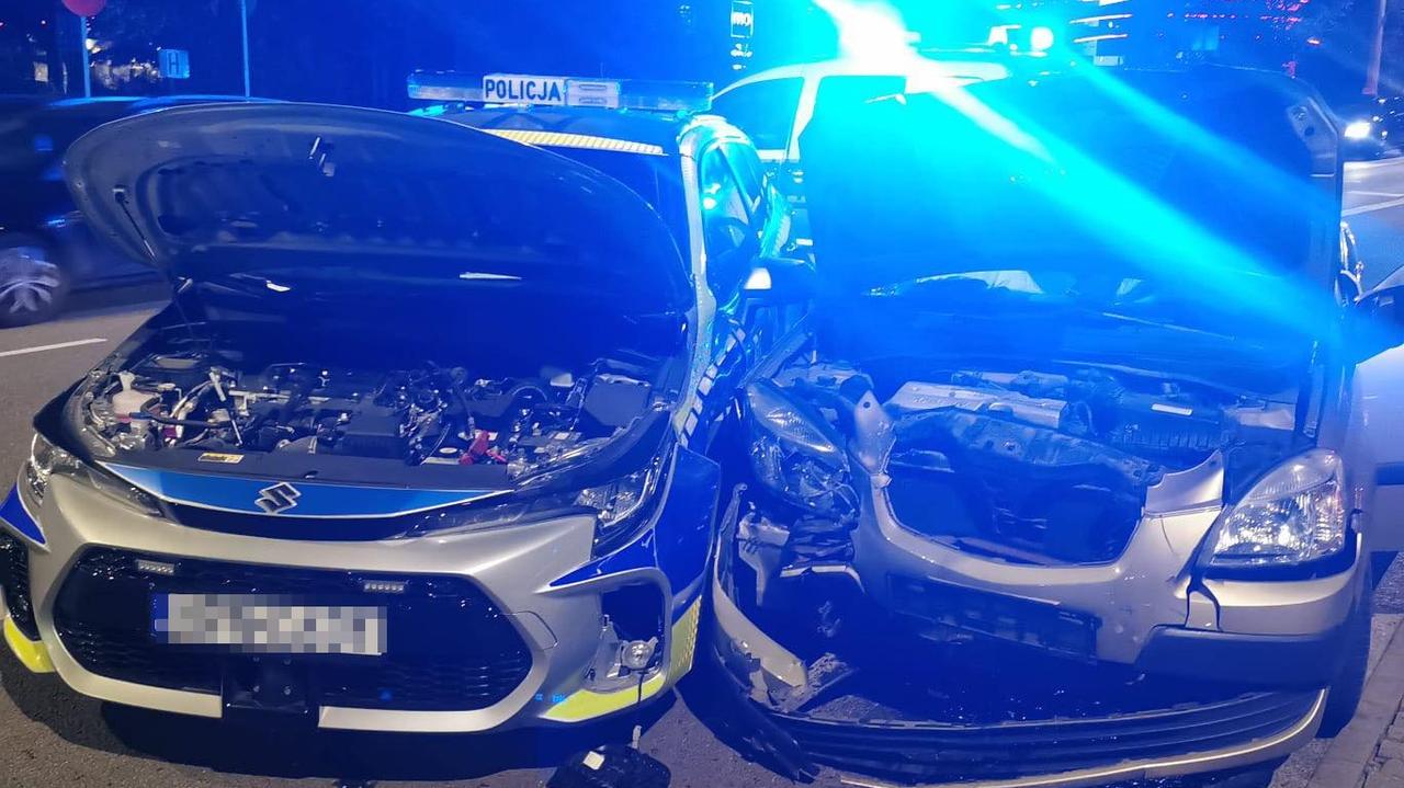 Uciekał przed policją, zderzył się z radiowozem. Miał cztery sprawy do ukrycia
