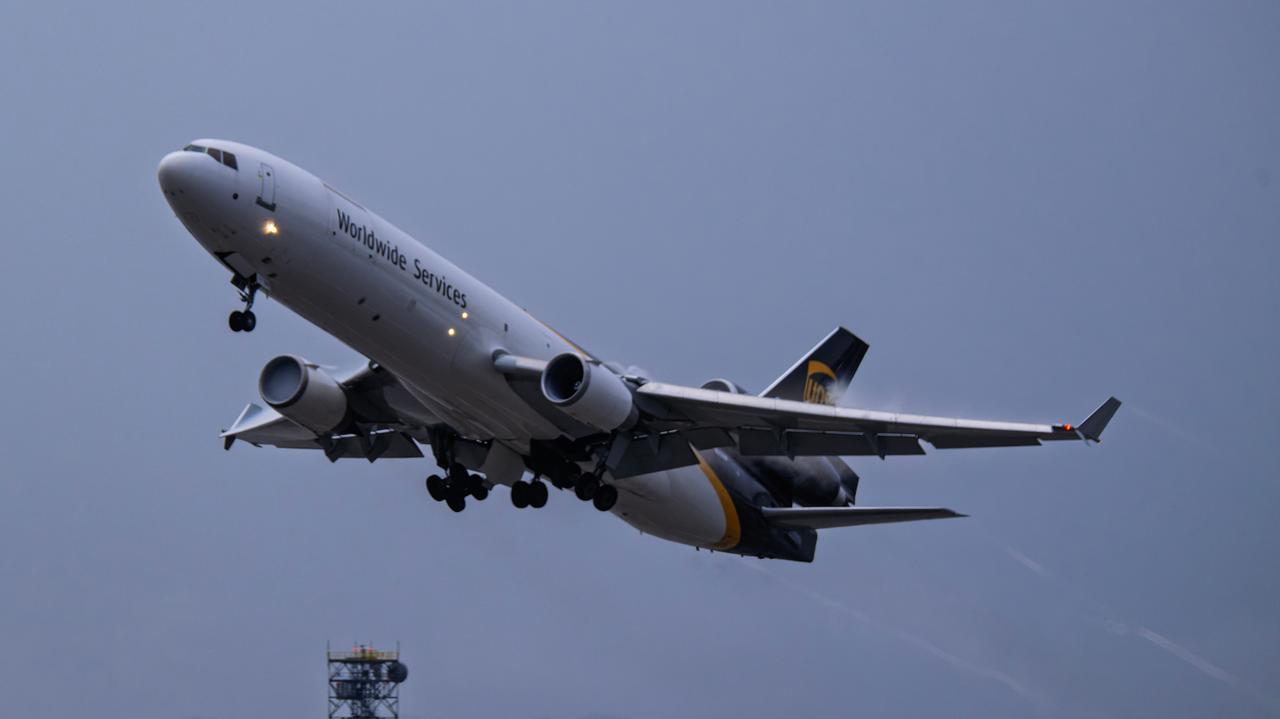 Loty czasowo wstrzymane. Giganci reagują na katastrofę