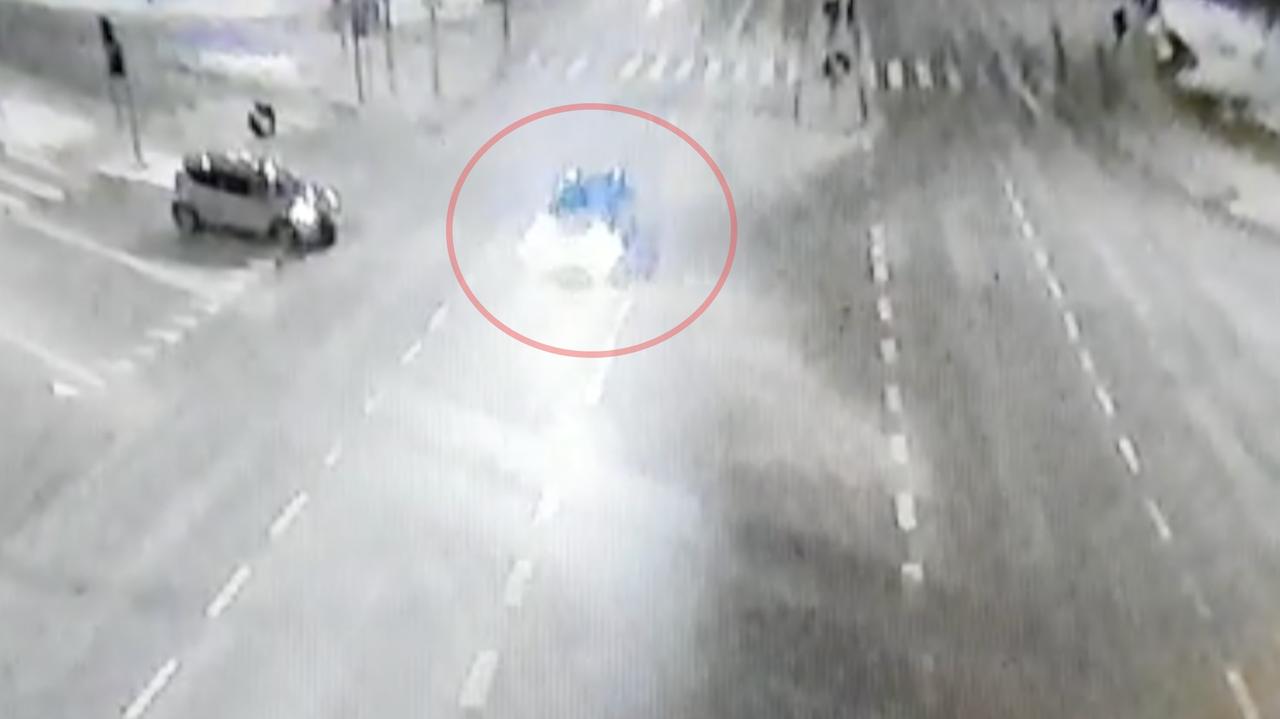 Chcieli zatrzymać kierowcę, wjechali na skrzyżowanie na czerwonym. Kontrowersje wokół interwencji policji