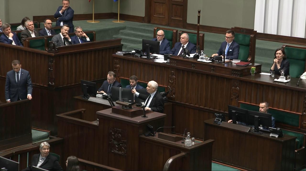 Качиньский неожиданно вышел на трибуну. Он отреагировал на резкие слова Нитраса