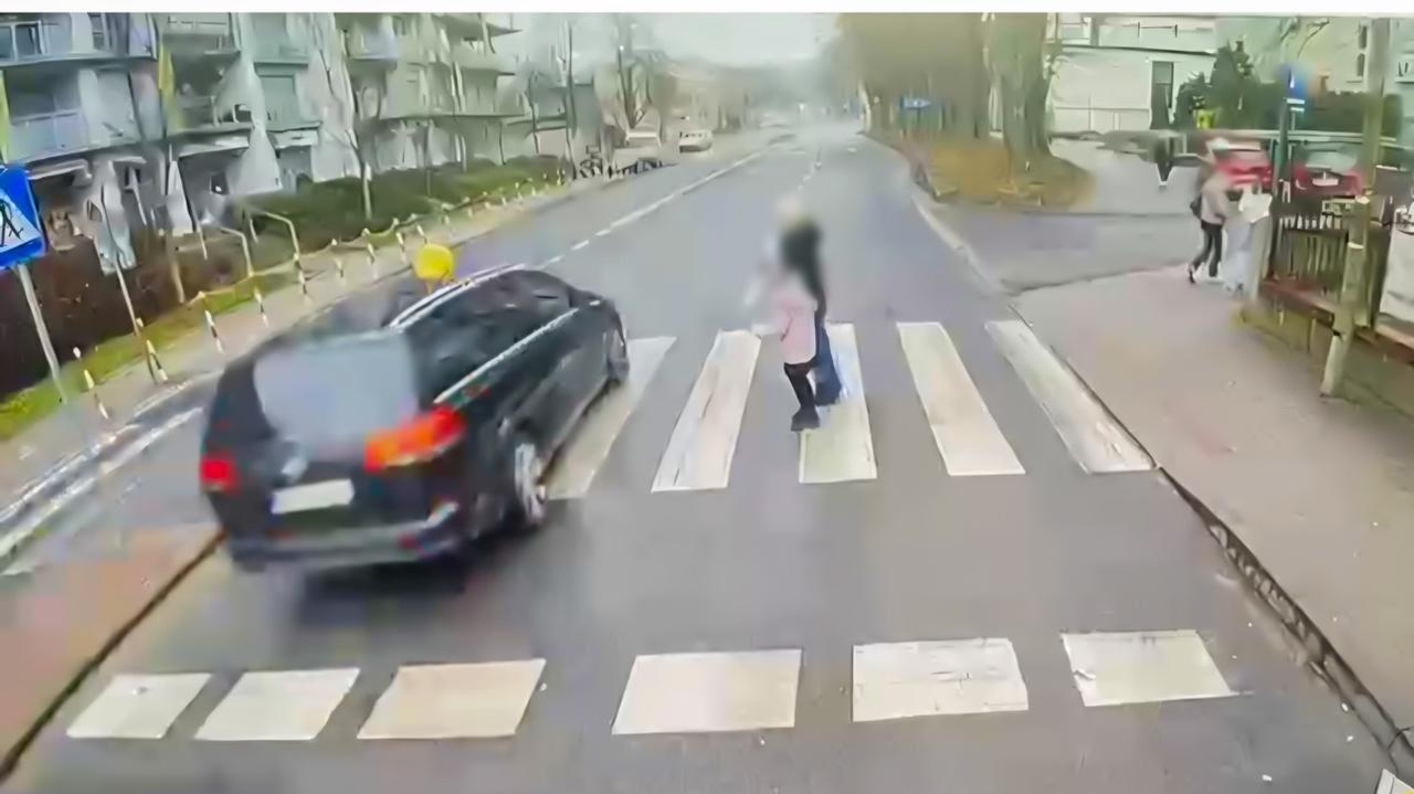 Centymetry od tragedii. Autobus się zatrzymał, auto nie. Nagranie