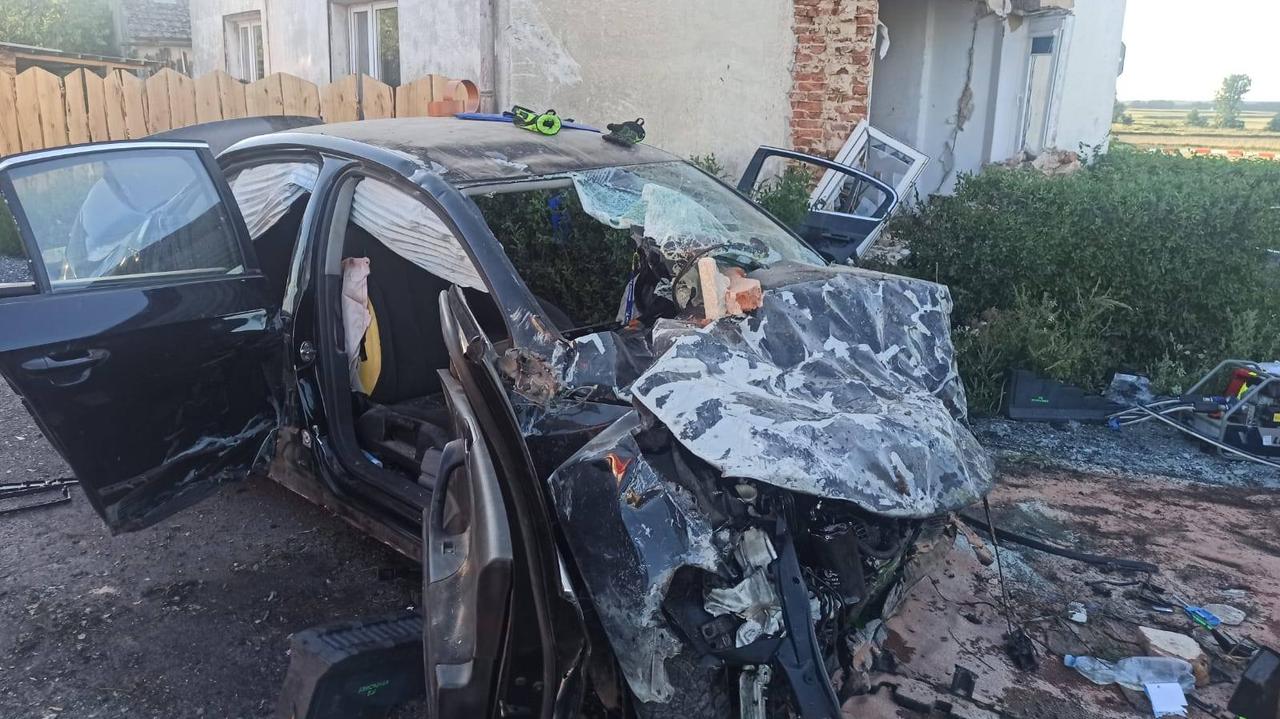 Najpierw uderzył w auto, później wjechał w dom. Nie powinien wsiąść za kierownicę