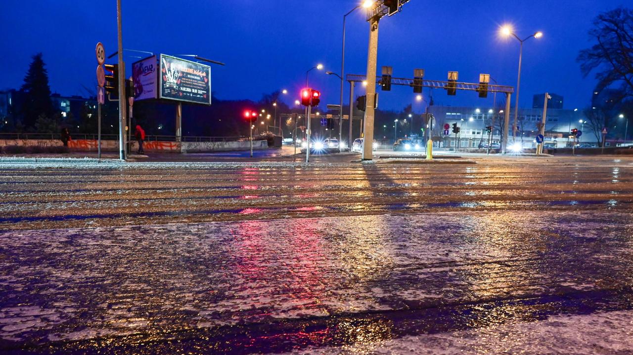 Alarmy IMGW. Opady marznące dalej groźne. Gdzie trzeba na nie uważać