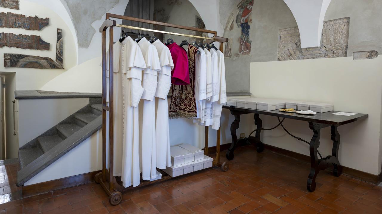 "Komnata łez" gotowa, szaty czekają na nowego papieża. Dzisiaj rusza konklawe