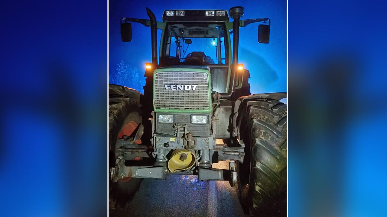 Pościg za traktorem wypełnionym obornikiem. Kierowcy zamieniali się miejscami