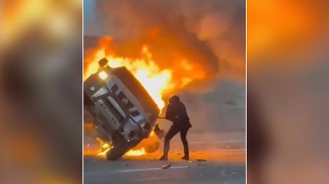 USA. Kobieta była uwięziona w płonącym pickupie na autostradzie