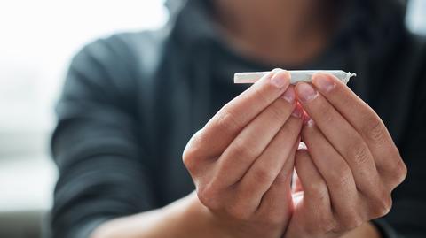 Co czwarty uczeń sięga po marihuanę. Nawet okazjonalne palenie wpływa na naukę i psychikę