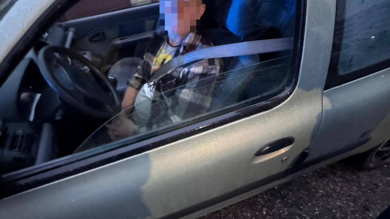 Jechał bez świateł, miał zakaz i był pijany