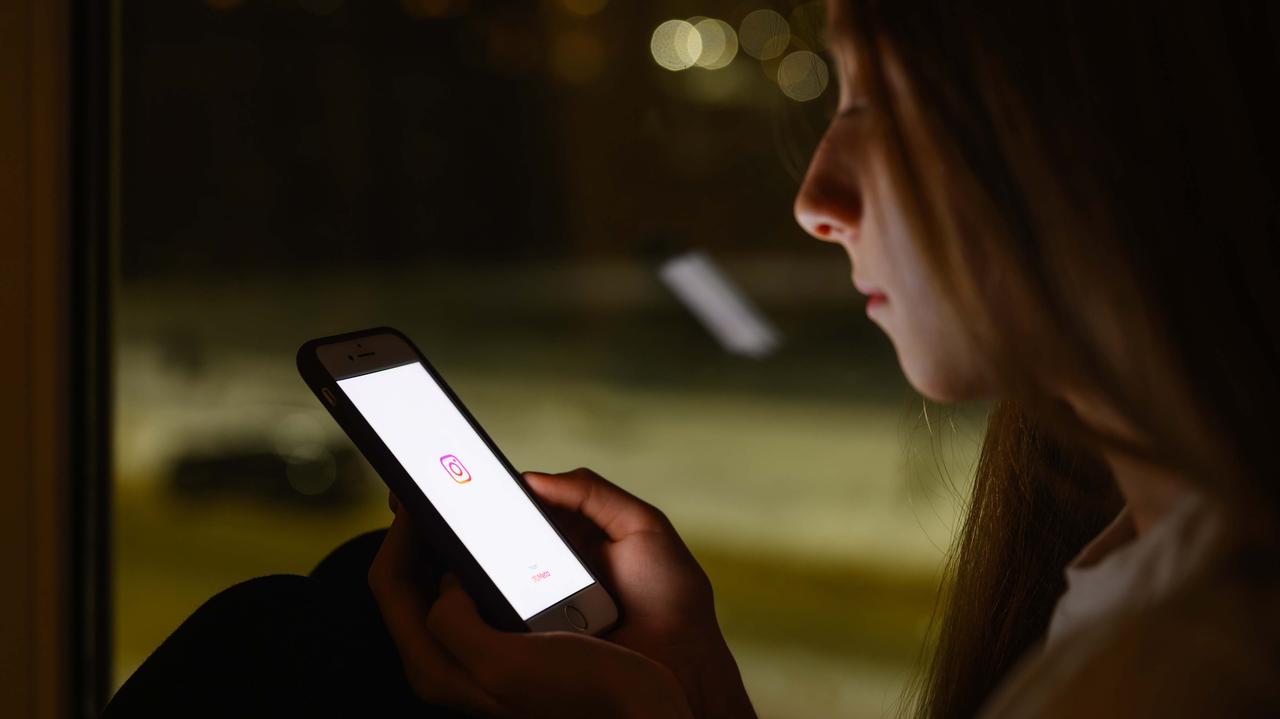 "Gorsza jakość i odkładanie snu na później". Winne jest nocne scrollowanie telefonu 