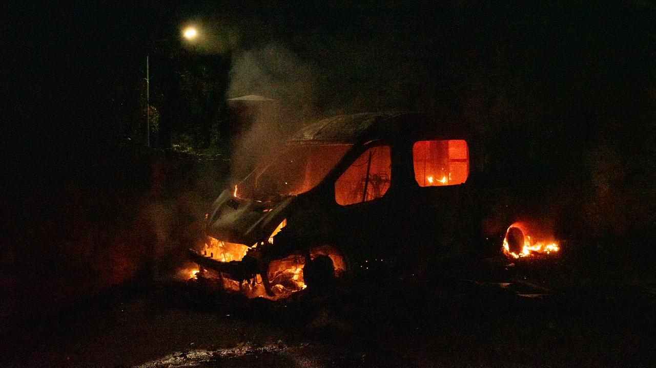 Spalony samochód policji. Zamieszki na proteście antyimigranckim