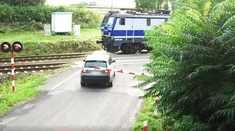 Samochód wjechał na przejazd kolejowy mimo opuszczonych rogatek, pociąg hamował awaryjnie