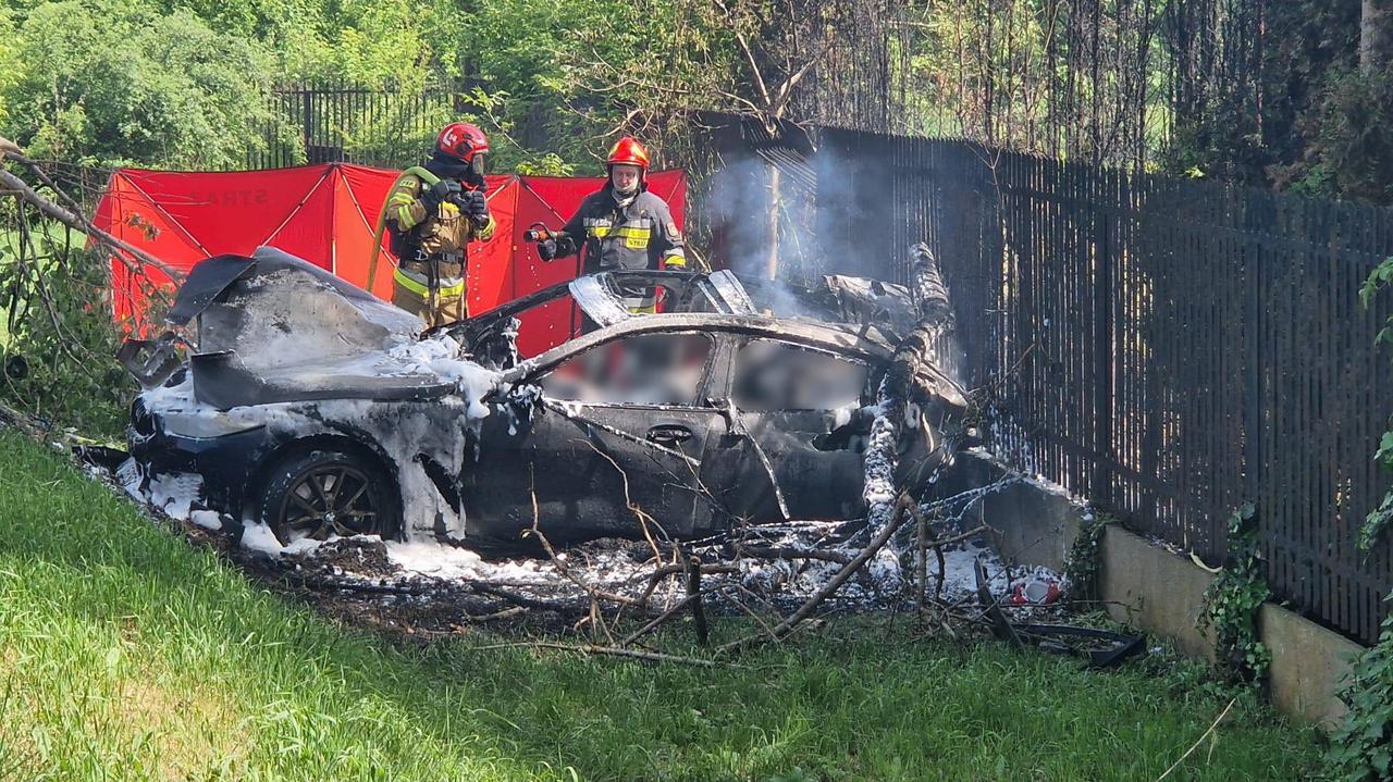Varsovia.  El vehículo chocó contra un árbol y se incendió.  Tres personas han muerto