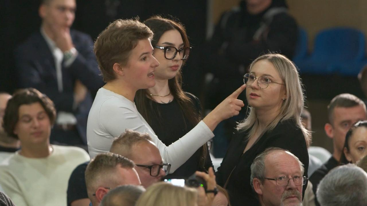 Emocje na spotkaniu z Tuskiem. "Proszę spokojnie usiąść i posłuchać"