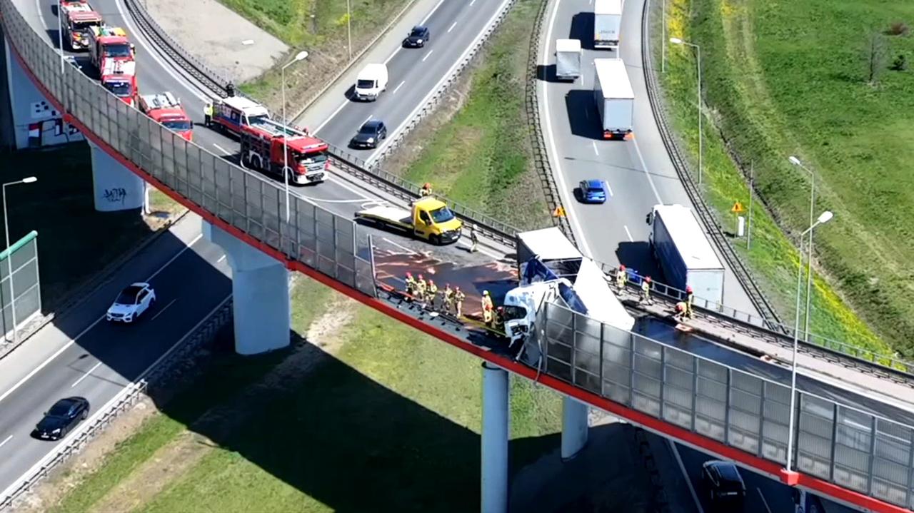Ciężarówka przebiła bariery na wiadukcie, kierowca zakleszczony