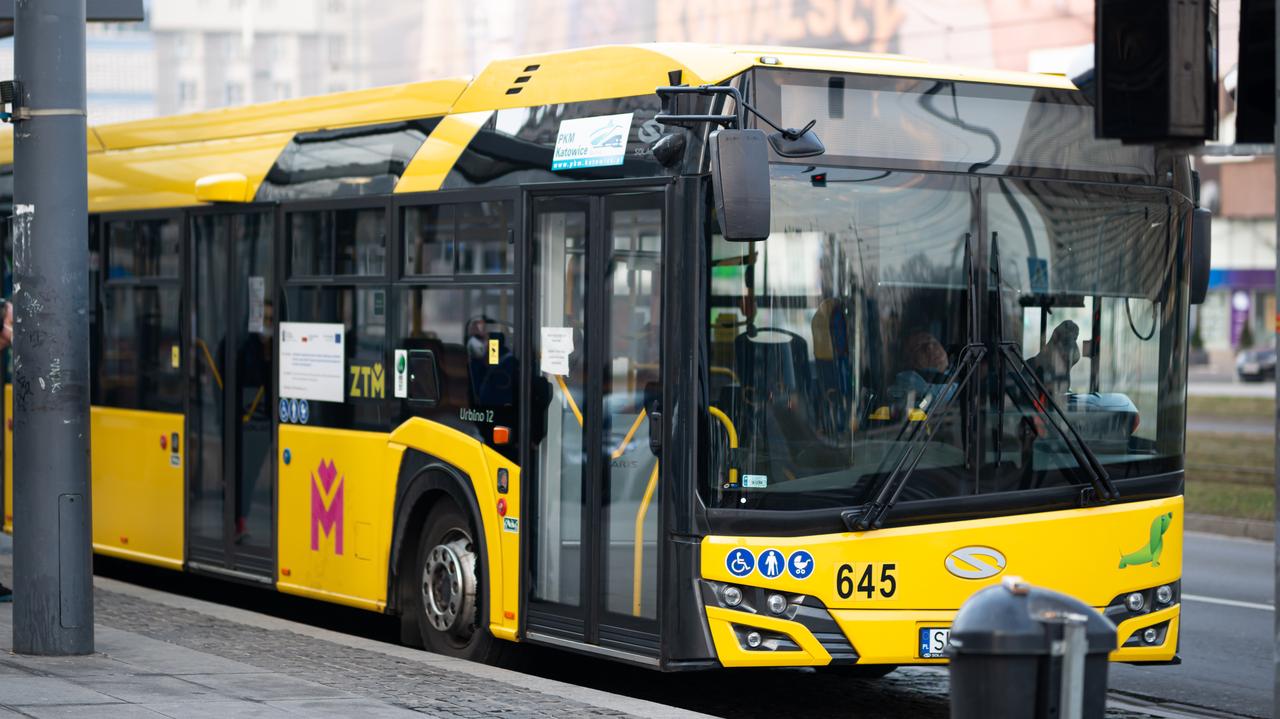 W autobusie uderzyła nastolatkę szklaną butelką, która rozbiła się na jej głowie