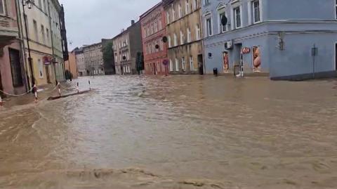 W Głuchołazach zawyły syreny. Woda przelała się przez wały i zalała miasto