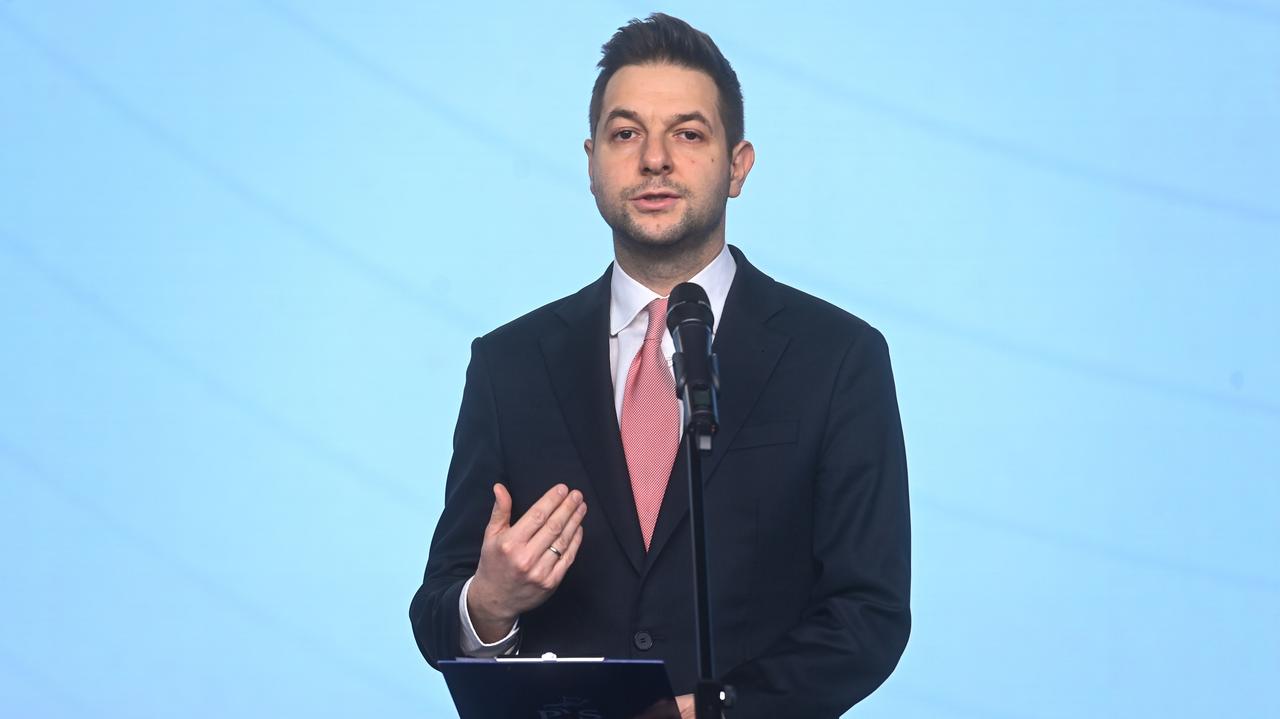 Patryk Jaki zaparkował na zakazie, chwilę później udzielał wywiadu. Sprawę wyjaśnia policja