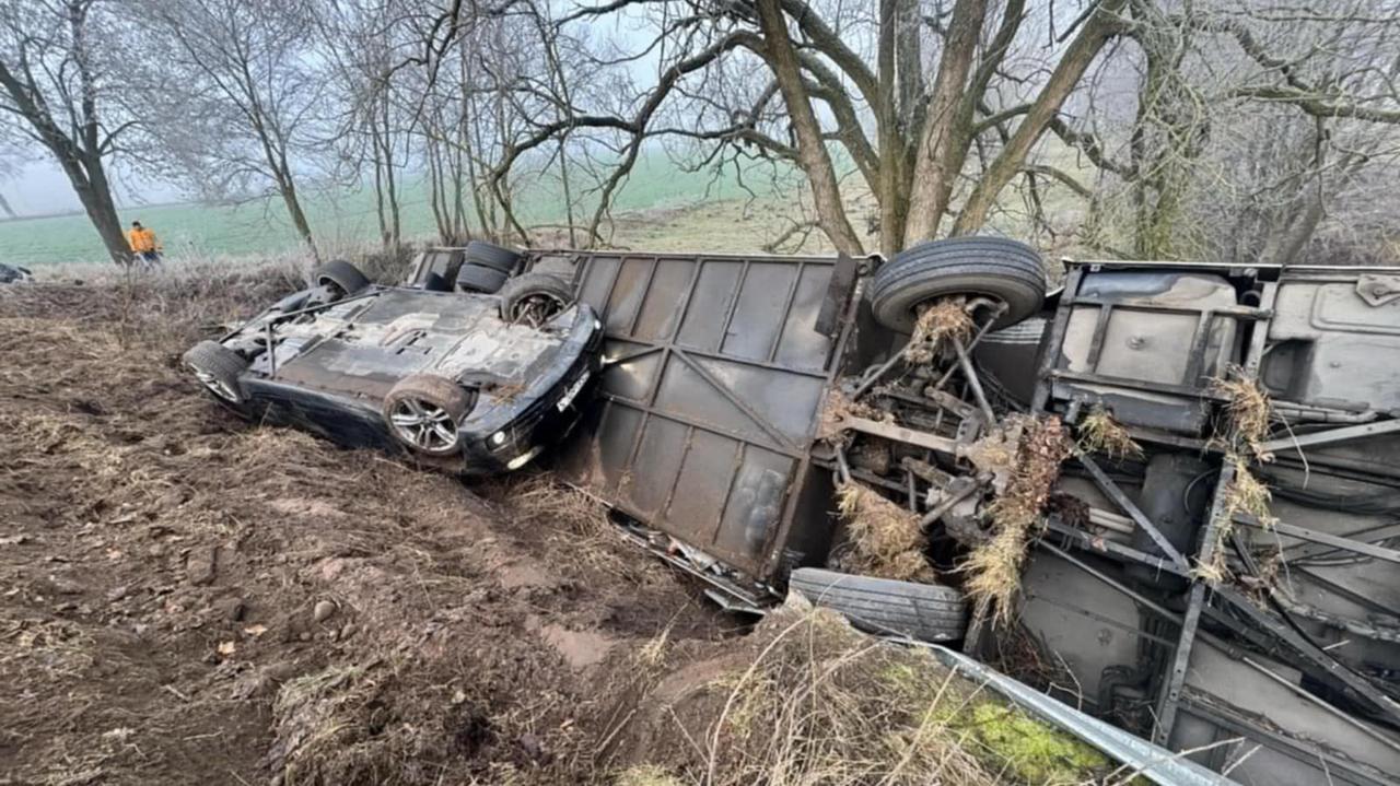 Autobus i trzy inne samochody w rowie. Wpadały jeden za drugim