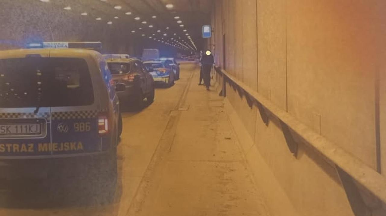 Stłuczka w tunelu zakończona bójką. "Najpierw zaczęli się sprzeczać, a chwilę później szarpać"