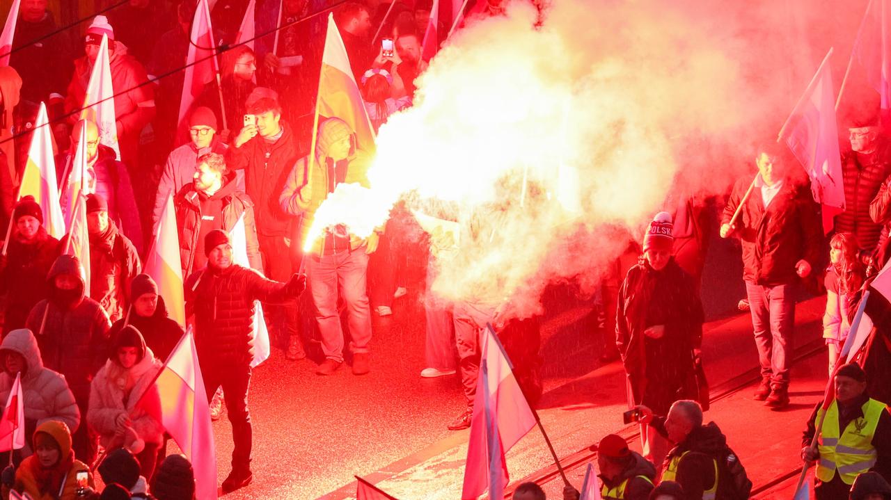 Sprawdzili 91 osób, przejęli ponad 820 rac i petard. Policja podsumowała marsz