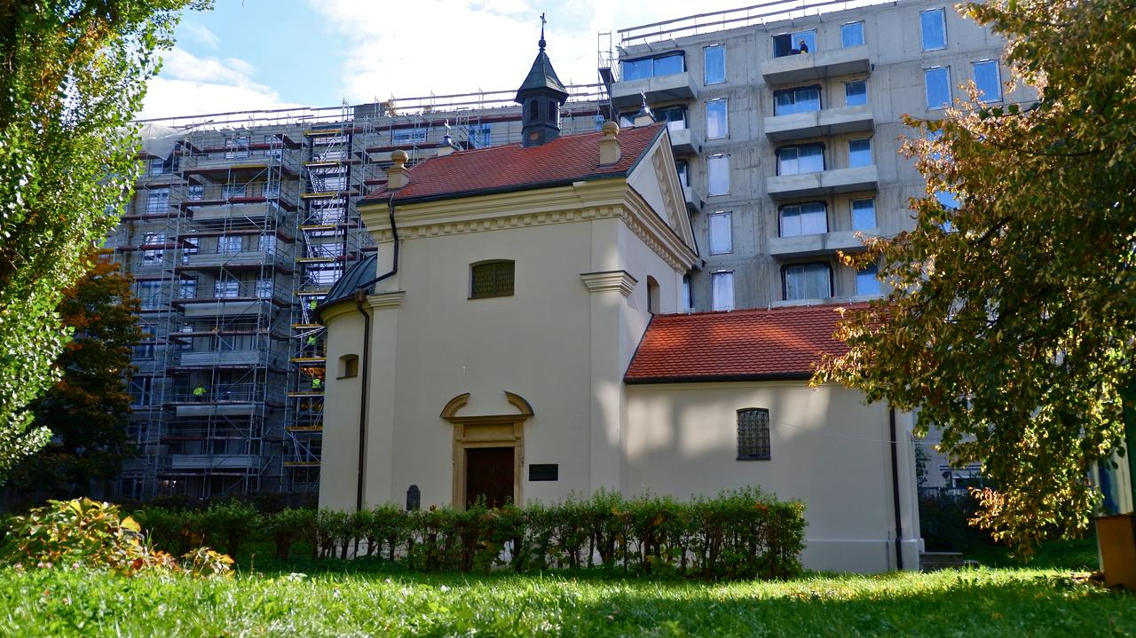 Stoi tam od ponad 300 lat. Za kościółkiem nieba już nie widać, jest beton