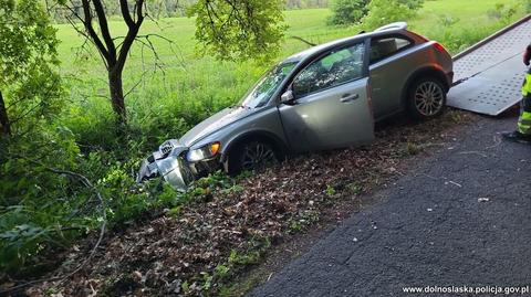 Uciekał przed policją, stracił koło i wjechał do rowu. Nagranie 