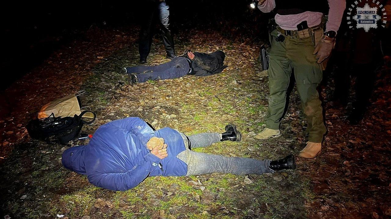 Używali "samochodu roboczego", kradli auta klasy premium