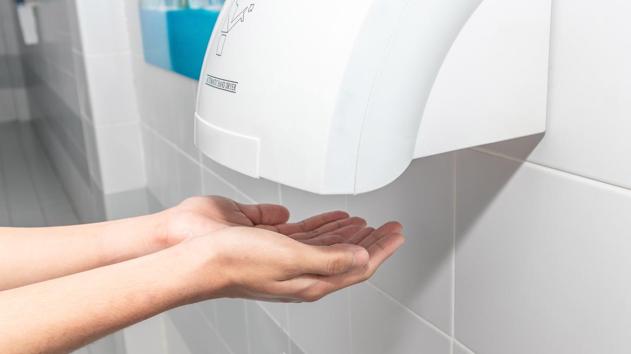 Czy suszarki do rąk to siedliska bakterii? Powrót viralowego eksperymentu