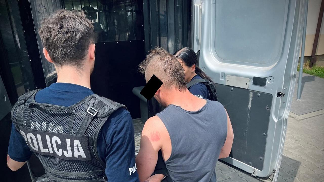 Szedł i rysował samochody ostrym narzędziem. Podczas interwencji rzucił się na policjanta