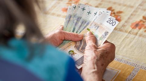 Kolejki ustawiają się w ZUS. Seniorzy składają wnioski o rentę wdowią