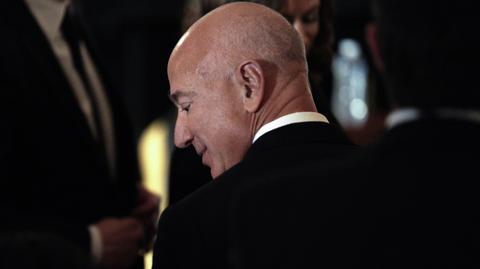 Jeff Bezos i Lauren Sanchez wchodzący do hotelu Aman Venice