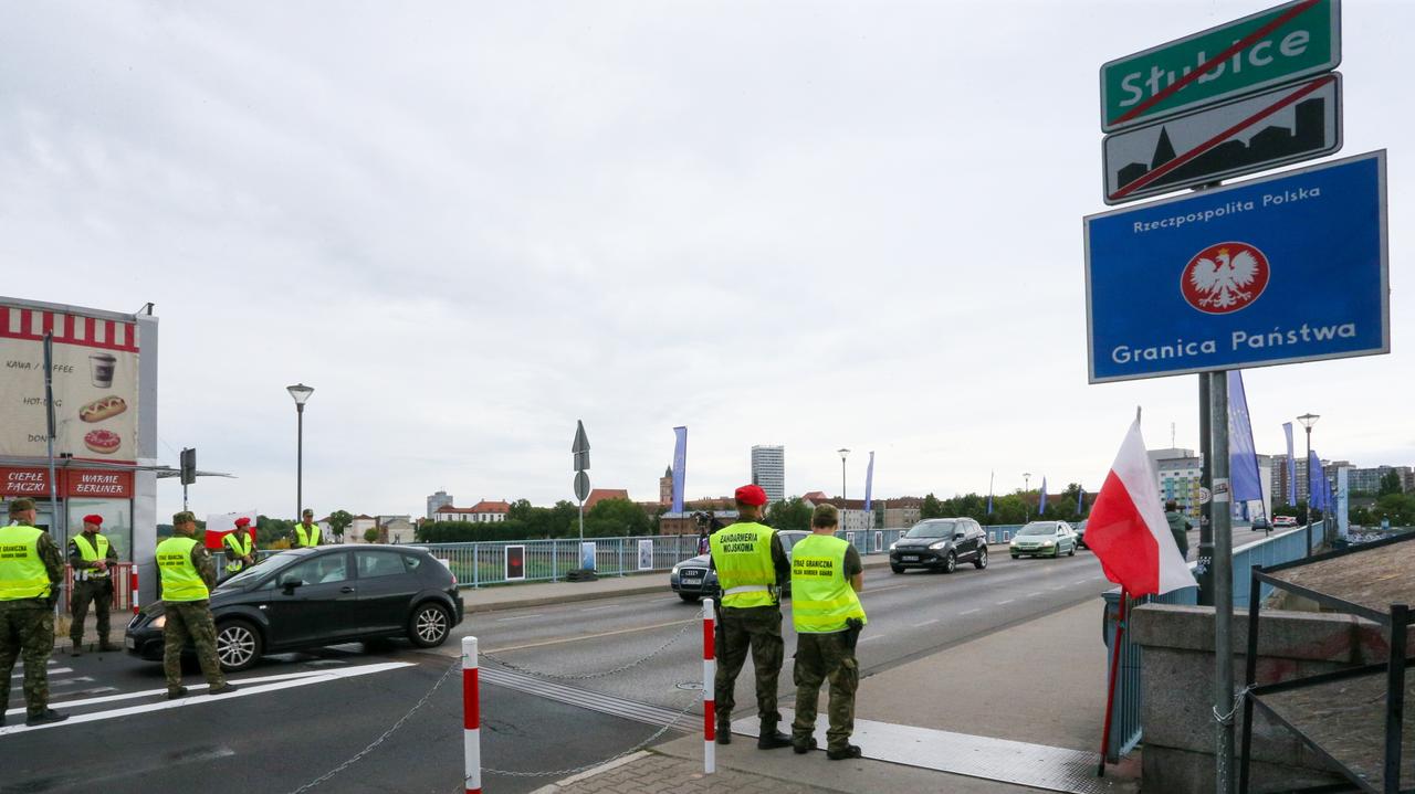 Ilu cudzoziemców przekazano z Niemiec, ilu zatrzymano na granicy. Podano liczby