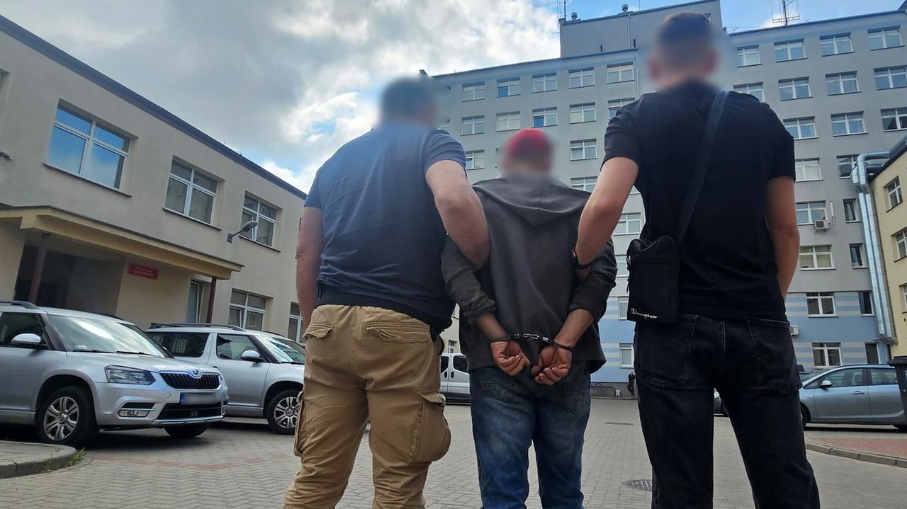 Leżał przy aucie, usłyszał kilkadziesiąt zarzutów