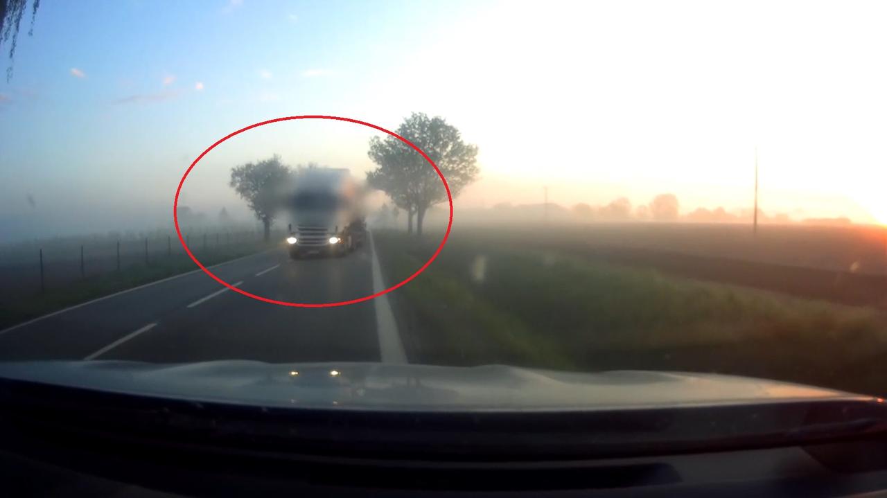 O krok od tragedii. Mrugał światłami i zmusił do zjazdu na pobocze. Nagranie