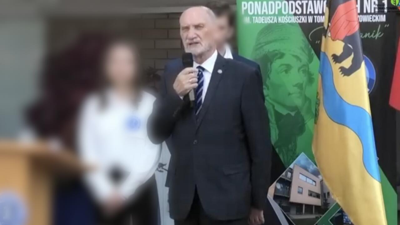 "Zbrodnia smoleńska" i "sojusz rosyjsko-niemiecki". Antoni Macierewicz przemawia do uczniów. Nagranie