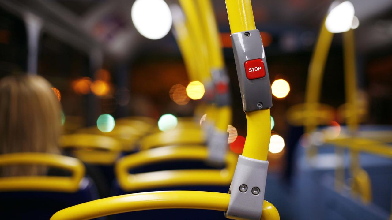 Boso, bez spodni wbiegł w nocy do autobusu z niemowlęciem na rękach