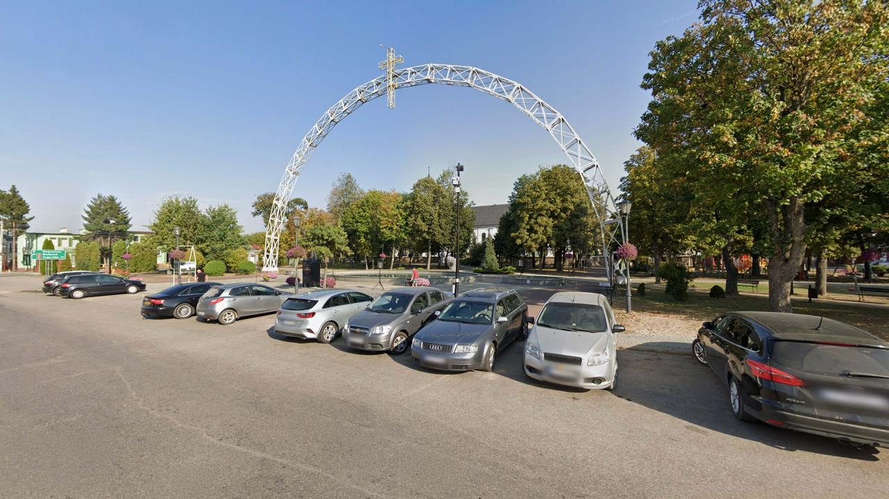 Około 40 kilometrów z przesiadką, czekać trzeba pięć godzin. "Bareja pasuje jak ulał"