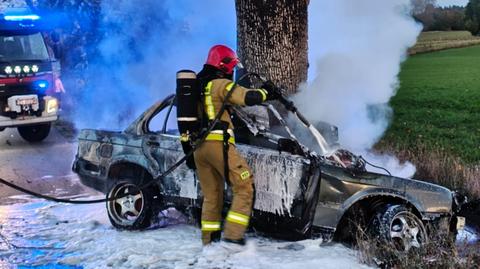 Samochód uderzył w drzewo i stanął w płomieniach. Dwie osoby nie żyją