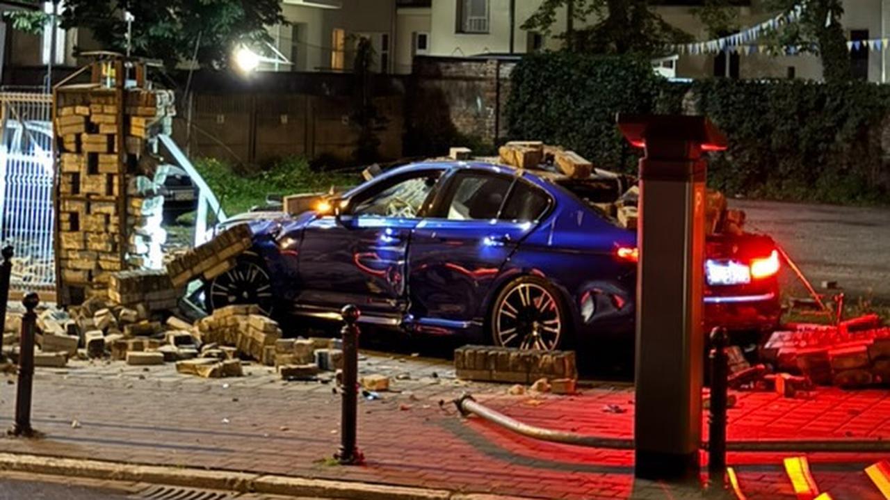 Rajd w strefie 30. Kierowca skosił latarnię i staranował mur