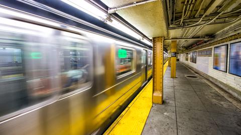 Nowojorskie metro przewozi rocznie około półtora miliarda pasażerów (wideo archiwalne)