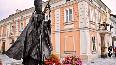 Pomnik papieża Jana Pawła II w Wadowicach tryskał wodą. Handlarze sprzedawali ją w butelkach