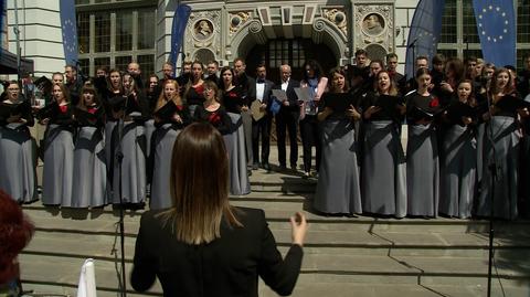 Śpiewanie hymnu Unii Europejskiej w Gdańsku 