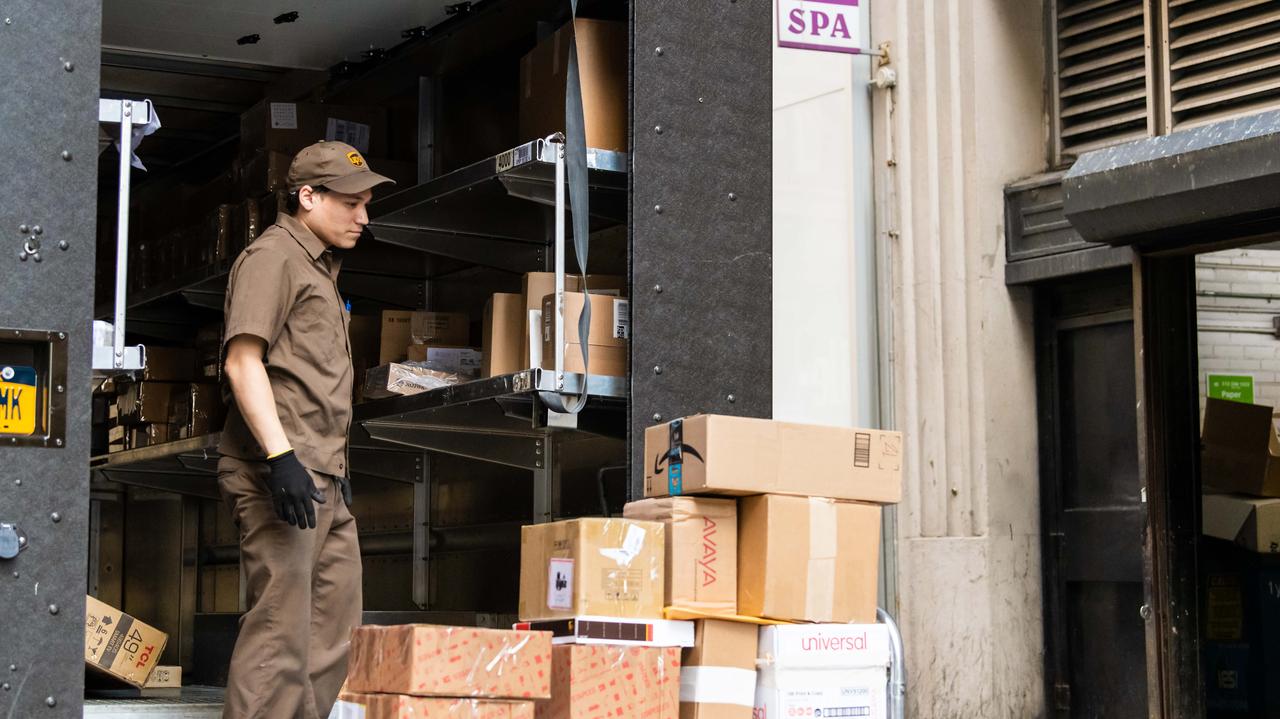 Estados Unidos de América.  Anuncio de huelga de UPS.  Los trabajadores luchan por salarios más altos