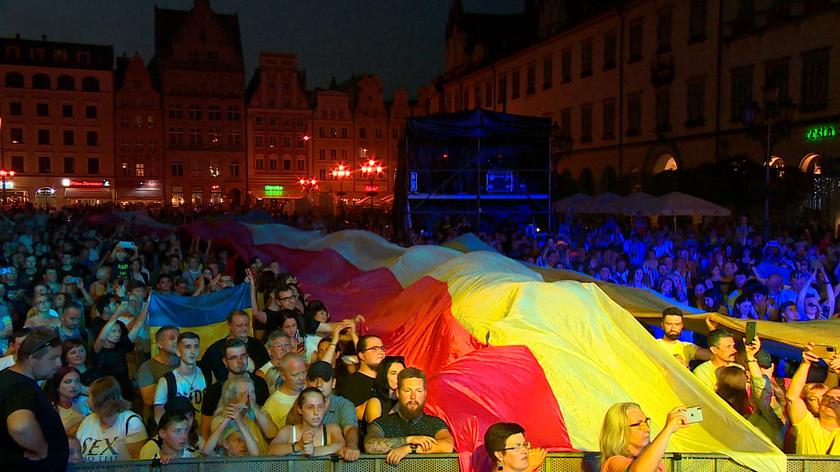 Wrocław. Podczas koncertu na rynku, nad głowami publiczności rozwinięto polską i ukraińską flagę