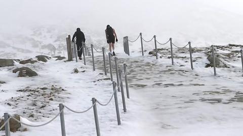 Służby ostrzegają przed wyprawami na Śnieżkę. We wtorek dwie osoby zginęły w "rynnie śmierci"