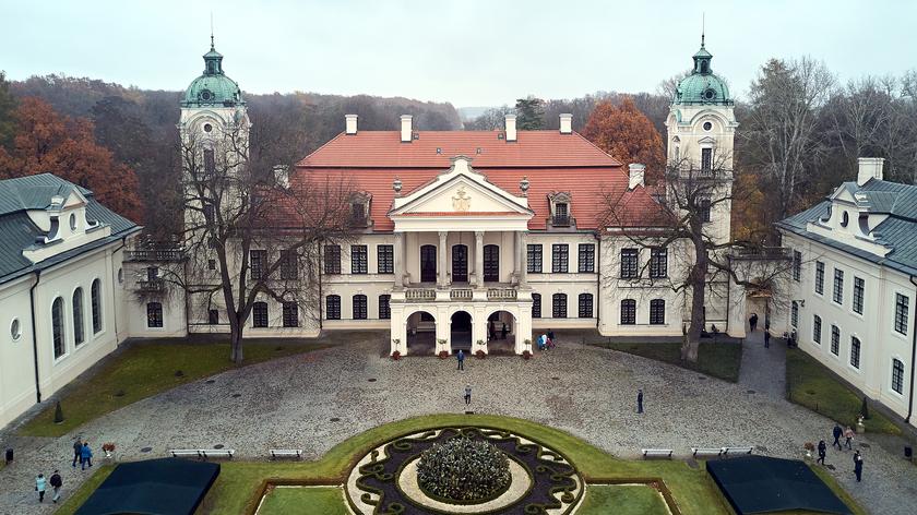 Zakończyły się prace naprawcze tarasu południowego pałacu w Kozłówce 