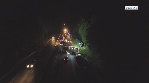 Wypadek autokaru pod Częstochową. Nocne zdjęcia z drona