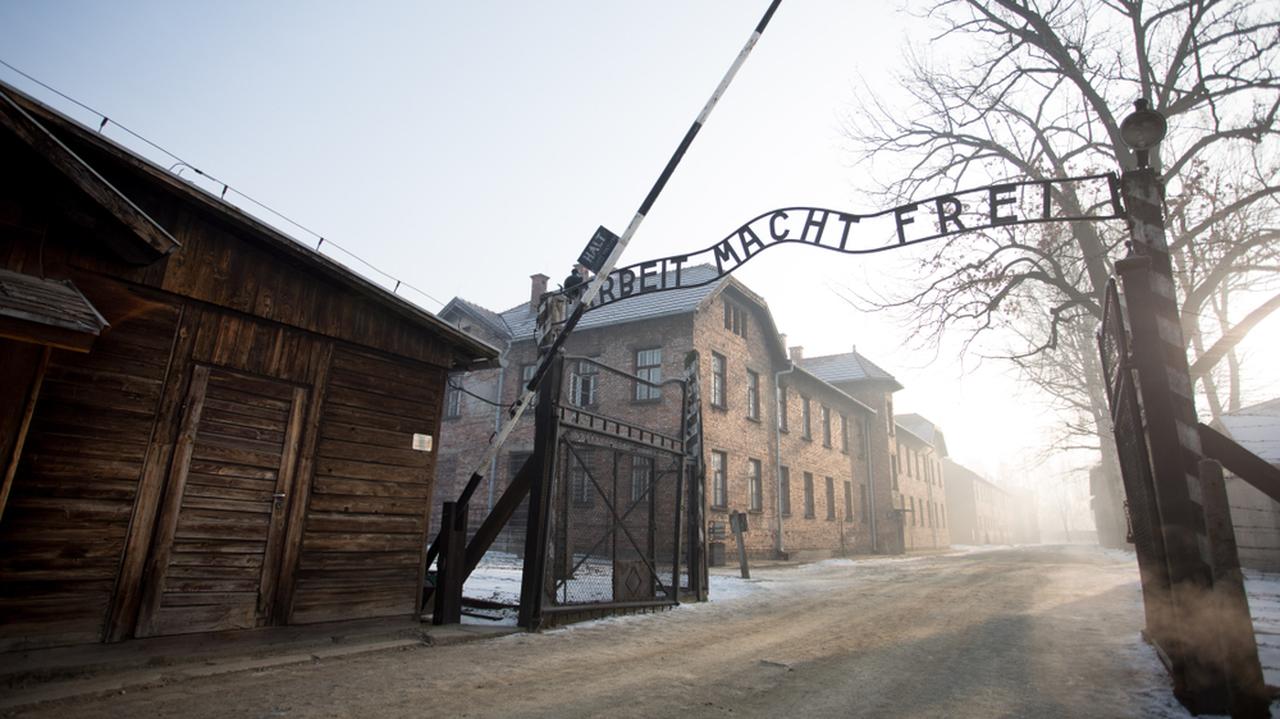 77. rocznica wyzwolenia Auschwitz. Duża delegacja z premierem Francji na czele