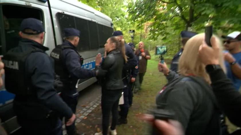 Police intervention against Gajewska.  An officer to a TVN24 reporter: please don't look for cheap sensations