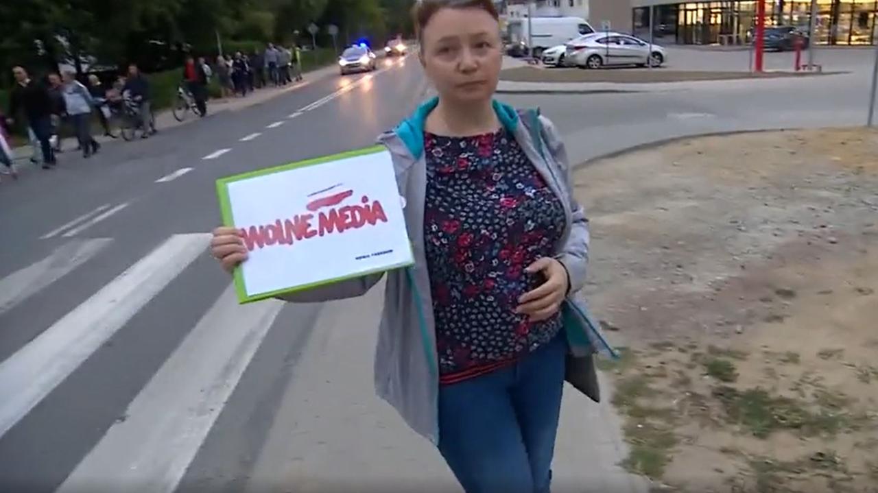 Ustawa anty-TVN. Mieszkańcy wsi Smolec zaprotestowali w marszu milczenia